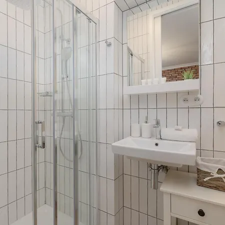 Beautiful & Stylish Dietla With Air Conditioning By Renters Apartman