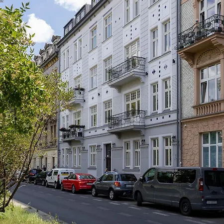 Beautiful & Stylish Dietla With Air Conditioning By Renters Apartment